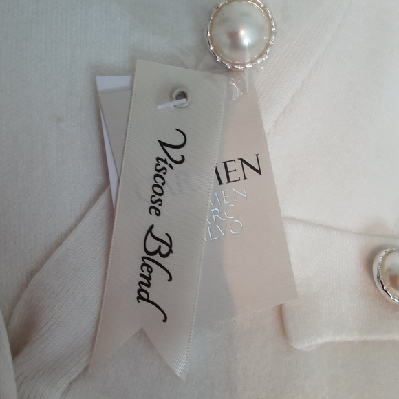 Chic Carmen Marc Valvo White V-Neck Cardigan with Large Pearl Buttons NWT - Picture 4 of 5